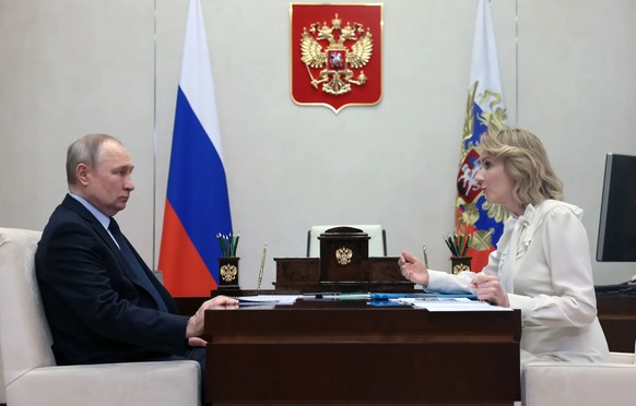 Les rencontres entre Vladimir Poutine et son commissaire aux droits de l&#039;enfant sont toujours mises en scène en détail par la télévision d&#039;État russe.