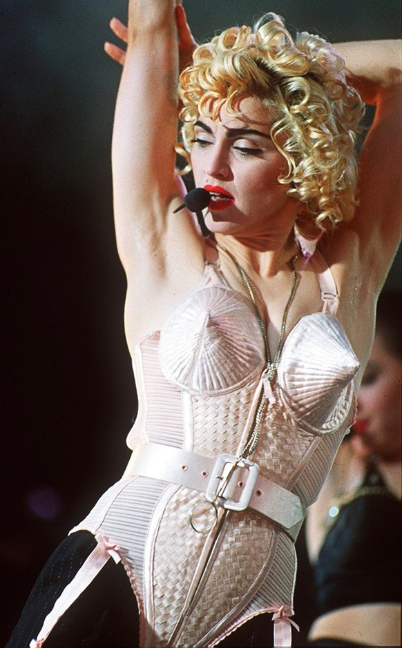 US Pop star Madonna singt und tanzt am 20. Juli 1990 bei einem Konzert ihrer Blonde Ambition Tour im Londoner Wembley Stadion. Madonna spielt ihre Skandale als junger Popstar im Rueckblick herunter. & ...