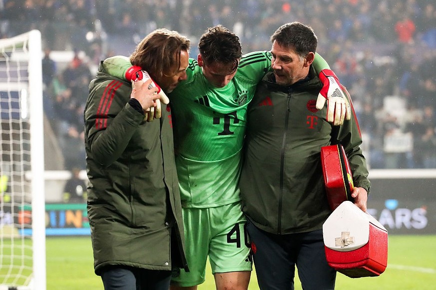 BERGAMO, ITALY - MARCH 10: Jonas Urbig of FC Bayern Munich receives medical treatment during the UEFA Champions League 2025/26 Round of 16 First Leg match between Atalanta BC and FC Bayern München at  ...