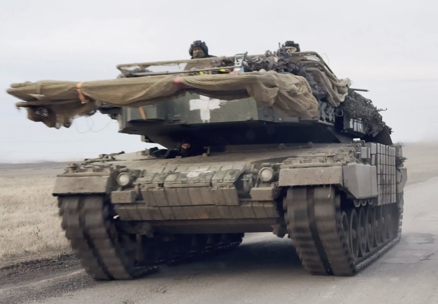Un char de combat ukrainien Leopard 2 dans les environs de Pokrovsk.