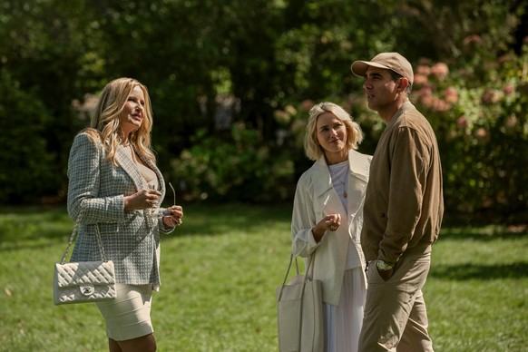 The Watcher. (L to R) Jennifer Coolidge as Karen Calhoun, Naomi Watts as Nora Brannock, Bobby Cannavale as Dean Brannock in episode 101 of The Watcher. Cr. Eric Liebowitz/Netflix © 2022