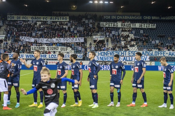 Die Fans Protestieren mit 52 Transparenten gegen die Plaene des Mehrheitsaktionaers Bernhard Alpstaeg beim Super League Meisterschaftsspiel zwischen dem FC Luzern und dem FC Lugano vom Samstag, 22. Ok ...