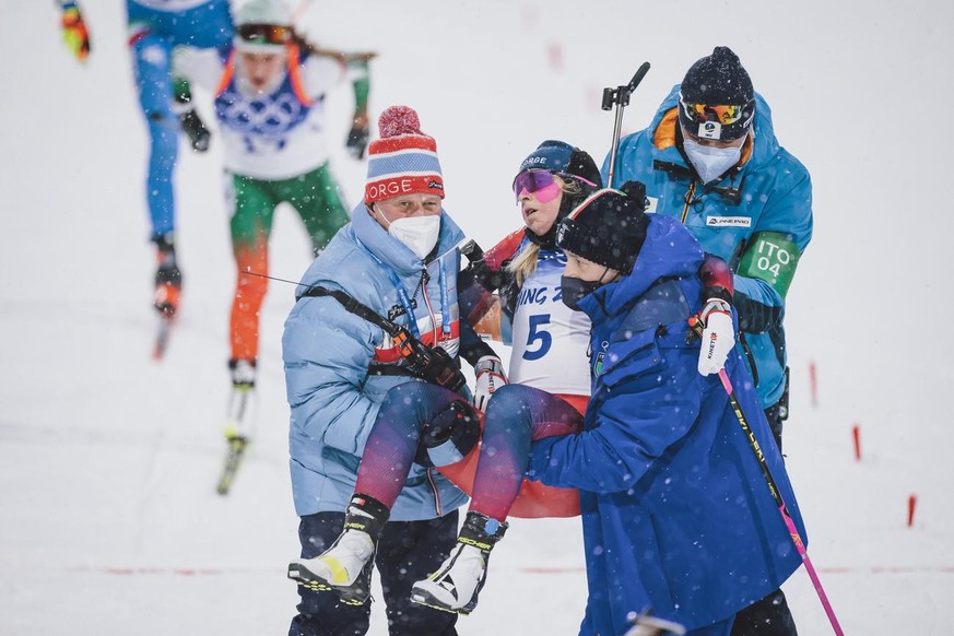 La biathlète norvégienne Ingrid Landmark Tandrevold a dû être prise en charge par les médecins.