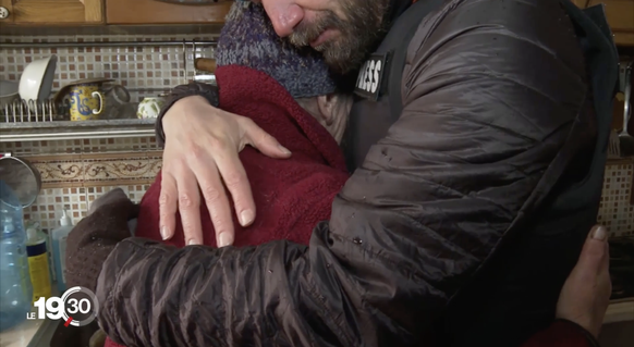 Dans un élan spontané, le journaliste Sébastien Faure prend une mère endeuillée dans ses bras.