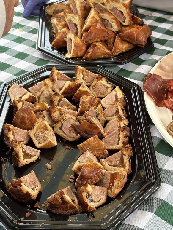 Les jurys ont pu comparer des centaines de petits pâtés vaudois.