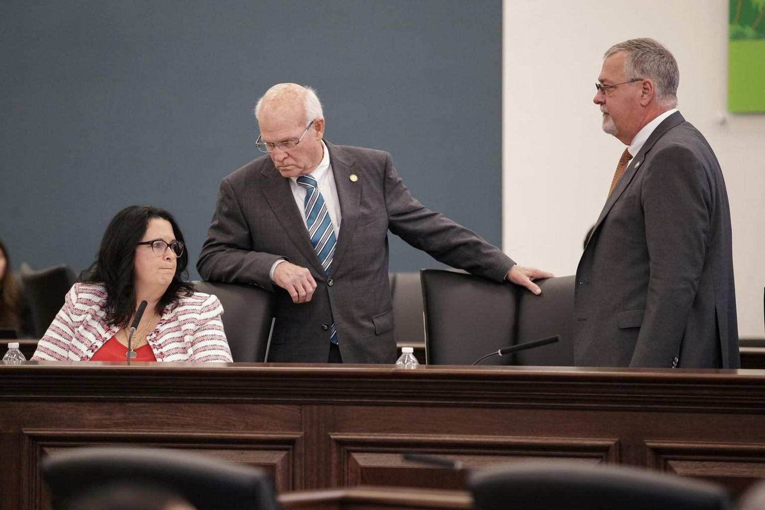 Les sénateurs républicains Kelli Stargel, de gauche à droite, Dennis Baxley et Ben Albritton discutent à propos du projet de loi sur l'avortement, au Sénat le 2 février 2022, à Tallahassee, en Floride.