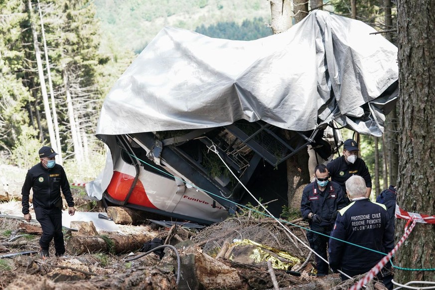 epa09231484 A detail of the remains of the cabin during the inspection by the technical consultant in the investigation into the Mottarone cable car accident, in Stresa, Italy, 27 May 2021. At least 1 ...