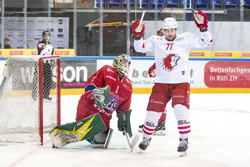 Jubel bei Lausannes Robin Grossmann, rechts, nach dem Tor zum 2-2 im Spiel gegen Rapperswils Torhueter Torhueter Bryan Rueegger, links, im Eishockey Spiel der National League zwischen den SC Rapperswi ...