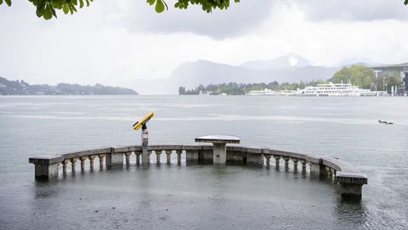 Die ersten Wasseruebertritte am Schweizerhofquai in Luzern sind erfolgt, am Freitag, 16. Juli 2021, in Luzern. Der Wasserspiegel des Vierwaldstaettersees ist bedrohlich hoch angestiegen und es muss in ...