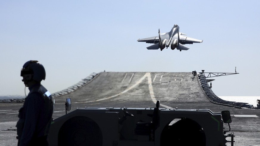 Un avion de chasse J-15 basé sur un porte-avions décolle du porte-avions Liaoning