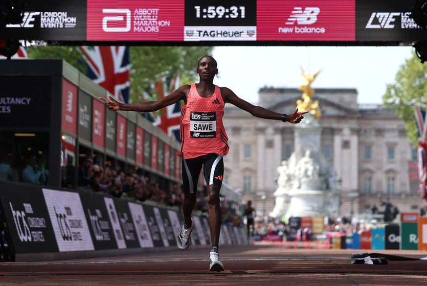 epa12914802 Sabastian Sawe of Kenya wins the London Marathon with a World Record and the first sub two-hour marathon time of 1:59:30 h during the London Marathon in London, Britain 26 April 2026. Taki ...