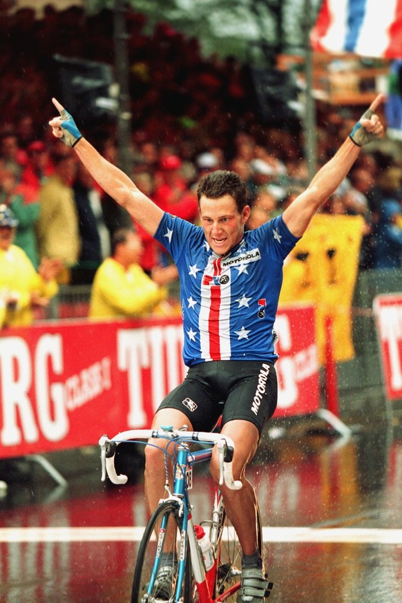 Lance Armstrong of Austin, Texas, U.S.A., crosses the finish line to win the professional men&#039;s world championship road race in Oslo, Norway, Sunday, Aug. 29, 1993. (AP Photo/Michel Euler)