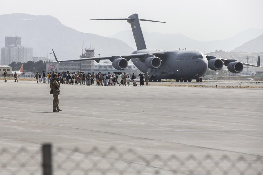 Un Boeing C-17 de l'US Air Force embarquant des Afghans sur l'aéroport de Kaboul. 21 août 2021.