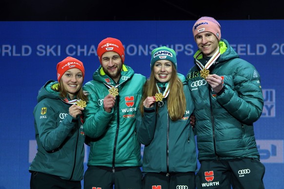 Mixed Team Skispringen, FIS Nordische Ski-WM 2019 Seefeld Das Gold-Quartett des DSV, v.li. Katharina Althaus SC Oberstdorf, Markus Eisenbichler TSV Siegsdorf., Juliane Seyfarth TSG Ruhla und Karl Geig ...