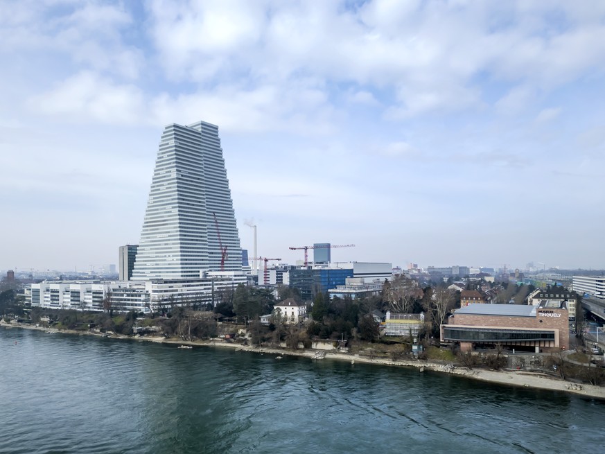 KEYPIX - Drohnenaufnahme mit Blick auf die Tuerme der Firma Roche, links, und das Museum Tinguely, rechts, in Basel, am Donnerstag, 20. Februar 2025. (KEYSTONE/Georgios Kefalas)