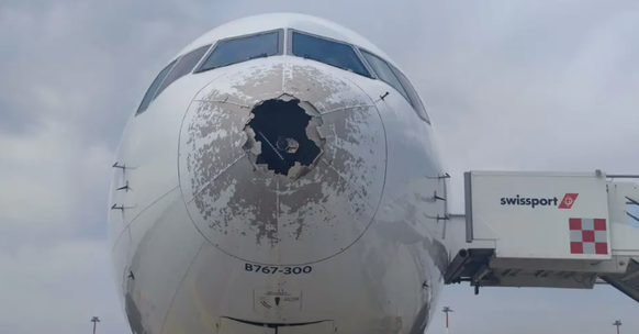 Ende Juli geriet der Delta-Flug 185 von Mailand nach New York in ein gefährliches Sommergewitter, bei dem Hagelkörner die Nase des Flugzeugs völlig zerstörte.