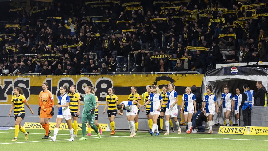 Die Teams von YB und GC kommen aufs Spielfeld vor ueber 8000 Zuschauern im Fussball Meisterschaftsspiel der Women&#039;s Super League zwischen dem BSC YB-Frauen und dem Grasshopper Club Zuerich, am Sa ...