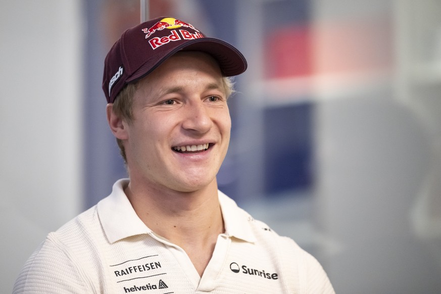 ACHTUNG: EMBARGO BIS 00:01 UHR 11.11.2025 --- Der Schweizer Skirennfahrer Marco Odermatt waehrend der Praesentation seiner Biografie &quot;Marco Odermatt - Meine Welt&quot; im Studio Voile, am Montag, ...