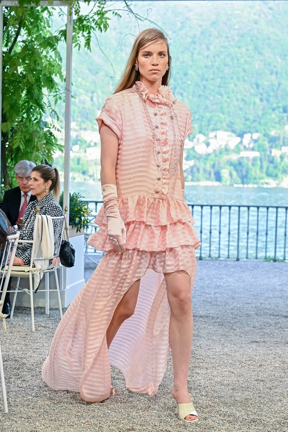 COMO, ITALY - APRIL 29: A model walks the runway at the Chanel Cruise 2025 fashion show at Villa D&#039;Este on April 29, 2025 in Como, Italy. (Photo by Stephane Cardinale - Corbis/Corbis via Getty Im ...