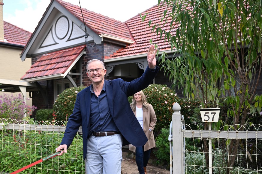 epaselect epa09964919 Incoming prime minister Anthony Albanese (L) leaves his house with his partner Jodie Haydon (R) and his dog Toto in Marrickville, Sydney, Australia, 22 May 2022. Anthony Albanese ...