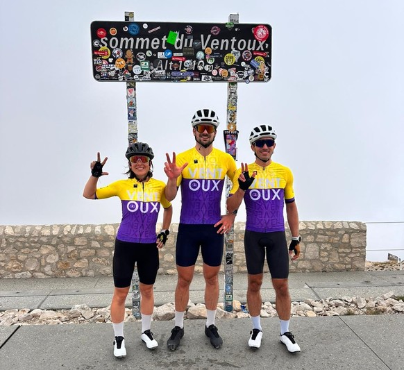 Emilie, Mahé et Etienne après leur troisième montée, dans le brouillard du Ventoux.