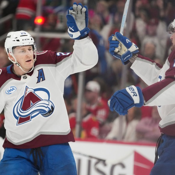 Nathan MacKinnon (à gauche) et l'Avalanche sont assurés de disputer les play-off