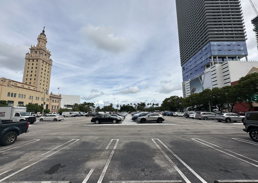 Le parking qui est sensé accueillir la future presidential library de Donald Trump, au centre de Miami.