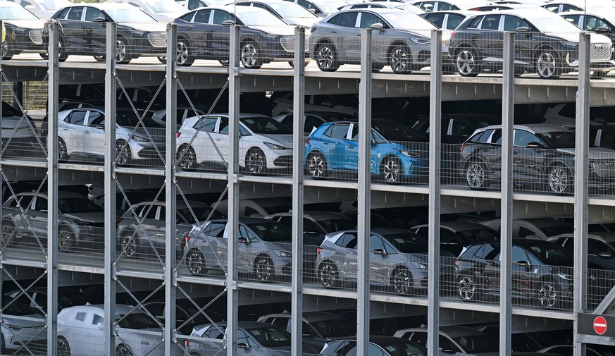 05.09.2024, Sachsen, Zwickau: Neue Elektroautos der verschiedenen VW Konzernmarken parken in einem Parkhaus im Volkswagen Werk in Zwickau. Im Zwickauer Werk gibt es am selben Tag eine Betriebsversamml ...