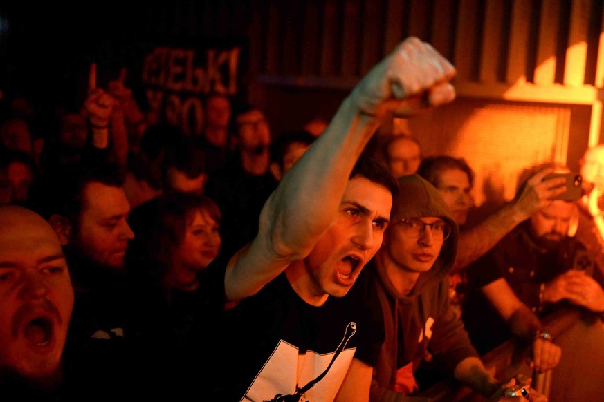 Les spectateurs exultent à la fin de chaque morceau.