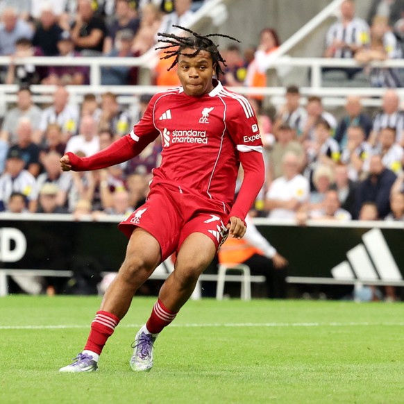 Rio Ngumoha a inscrit le but de la victoire pour Liverpool sur ce tir
