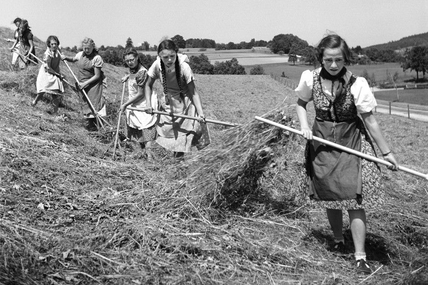 Im Rahmen des obligatorischen Landdienstes waehrend des Zweiten Weltkriegs werden im Sommer 1940 Winterthurer Schuelerinnen bei der Heuernte in Kempthal eingesetzt. (KEYSTONE/PHOTOPRESS-ARCHIV/Str)
