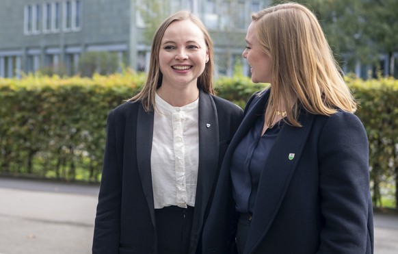 Die neu gewaehlte Zuger Regierungsratsandidatin Laura Dittli, links, von der Mitte-Partei und Ihre Schwester, der Regierungsraetin von Waadt, Val�rie Dittli, rechts, anlaesslich der Zuger Gesammterneu ...