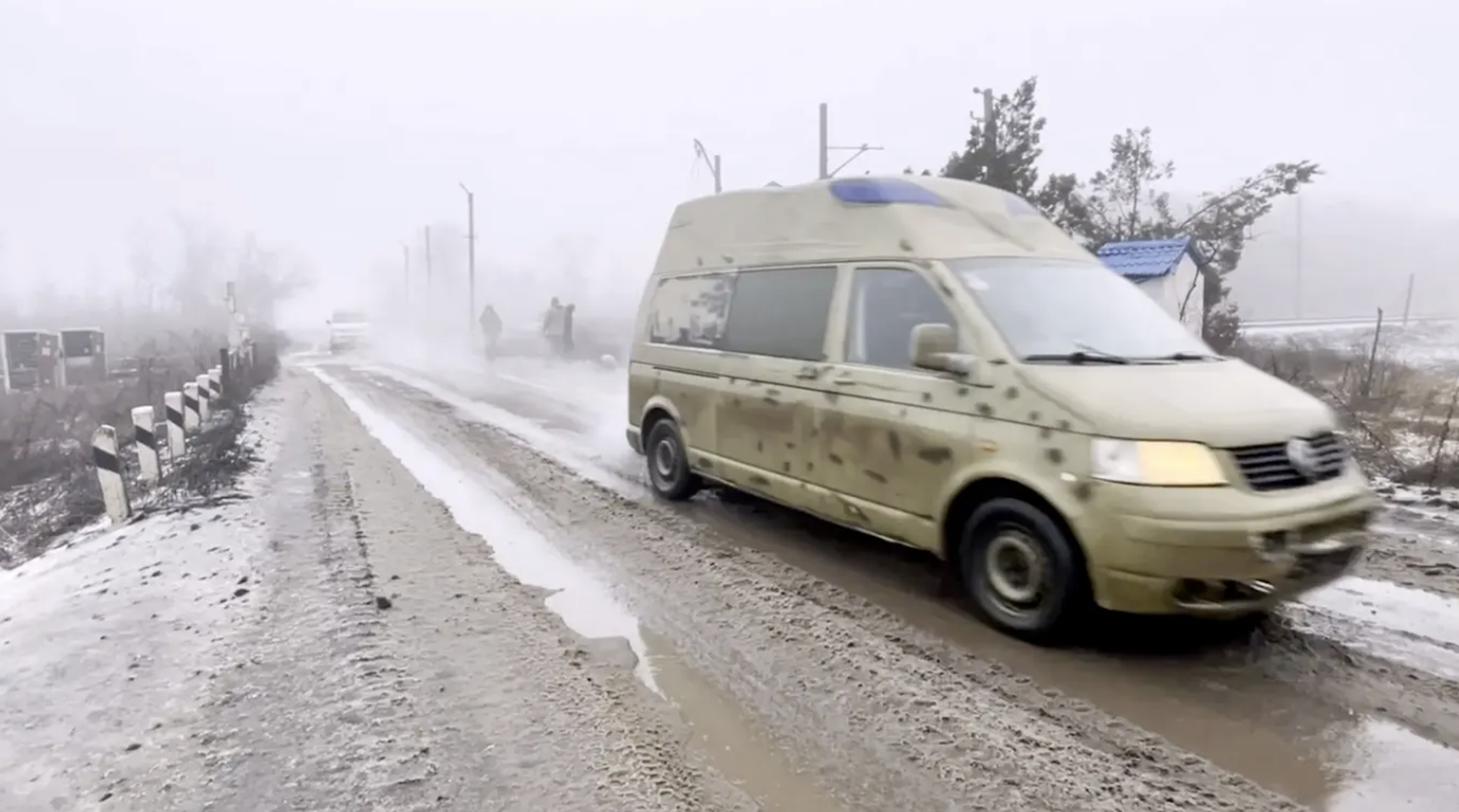 Les véhicules ukrainiens profitent du brouillard pour arriver indemnes à Avdiivka.