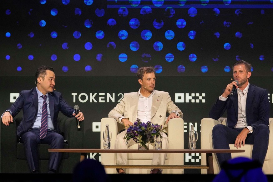Eric Trump, vice-président exécutif de la Trump Organization, de droite, s&#039;exprime sous le regard de Zach Witkoff, cofondateur de World Liberty Financial, et de Justin Sun, fondateur de TRON, lor ...