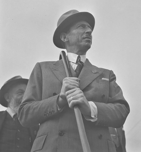 Le conseiller fédéral Enrico Celio intervint pour que Dino Segre jouisse d’une plus grande liberté en Suisse. Sans succès.
https://sammlung.nationalmuseum.ch/de/list/collection?detailID=100654332