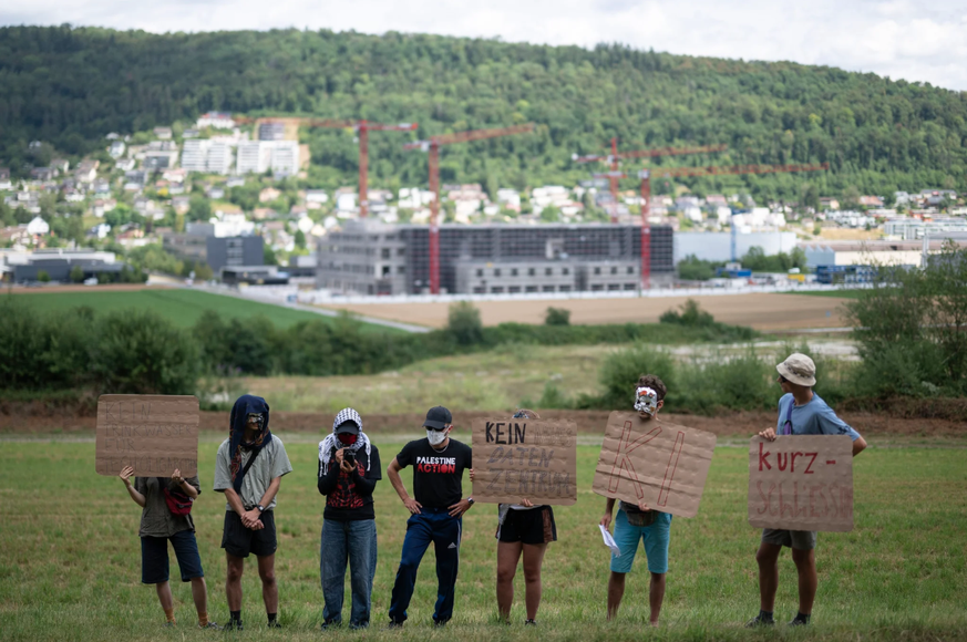 L’IA dévore eau et électricité: la résistance s’organise en Suisse