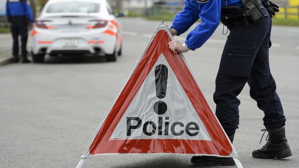 Un motocycliste perd la vie suite à une collision près d&#039;Avenches
Une patrouille de policier (gendarme) du corps de gendarmerie de la Police cantonale vaudoise place un panneau police proche d&#0 ...