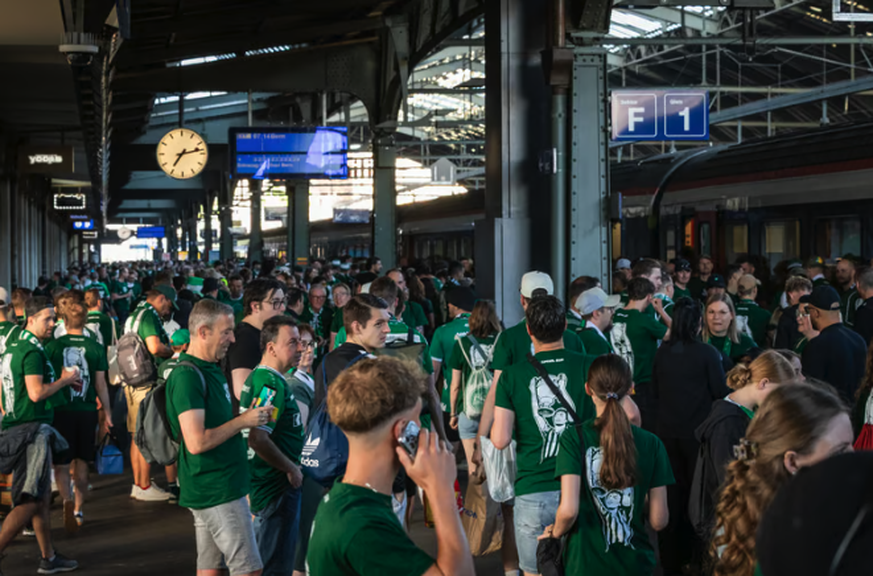 Les supporters du FC Saint-Gall attendent à la gare un train spécial qui les emmènera au match à l'extérieur.
