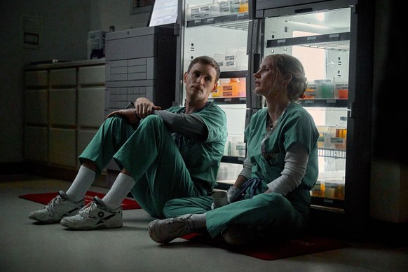 EDDIE REDMAYNE and JESSICA CHASTAIN in THE GOOD NURSE (2022), directed by TOBIAS LINDHOLM. PUBLICATIONxNOTxINxGERxFRAxESP Copyright: xFILMNATIONxENTERTAINMENTx/xAlbumx alb8394275 EDITORIAL USE ONLY