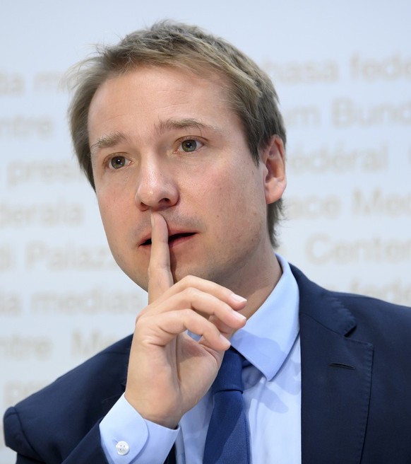 Nationalrat Philippe Nantermod, FDP-VS, spricht waehrend einer Medienkonferenz des ueberparteilichen Komitees gegen die Pflegeinitiative, am Freitag, 22. Oktober 2021, in Bern. (KEYSTONE/Anthony Anex)