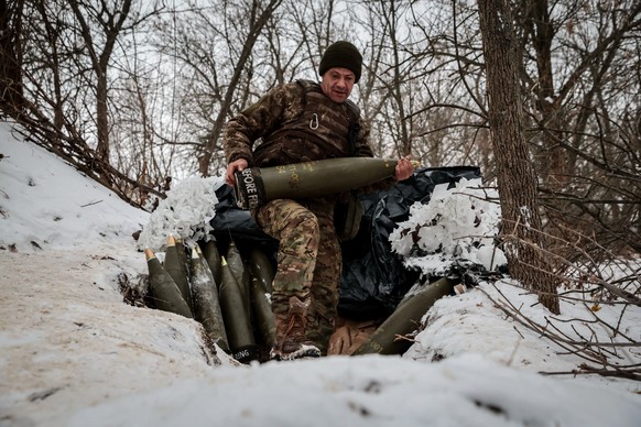 epa11077081 A Ukrainian serviceman from the 406th Artillery Brigade named after Khorunzhoy General Oleksii Almazov carries a 155mm shell to an M777 howitzer at an undisclosed location in the Zaporizhi ...