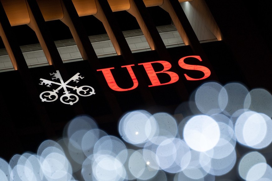10.12.2021, Hessen, Frankfurt/Main: Das Logo der UBS Group AG auf dem Sitz der Bank in der Frankfurter Innenstadt. Ein Pariser Berufungsgericht hat die Vorw