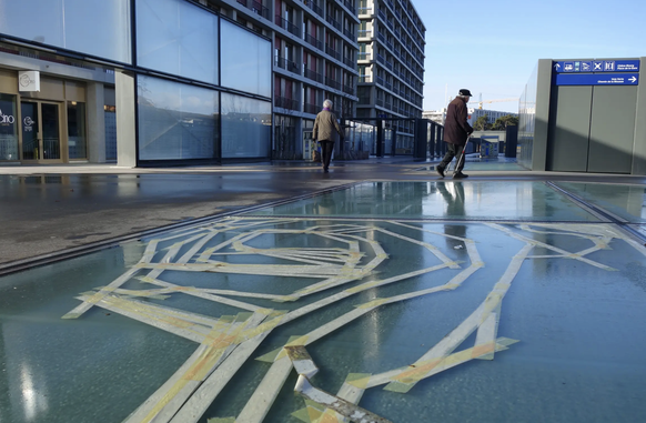 Environ un tiers des 84 plaques de verre sont recouvertes de ruban adhésif en raison de fissures, à la gare CFF de Chêne-Bourg (GE)