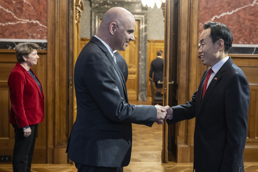 Bundespraesident Alain Berset, Mitte, und Vizebundespraesidentin Viola Amherd, links, begruessen Shiting Wang, Botschafter China bei der Ueberbringung der Neujahrsgruesse durch das Diplomatische Corps ...