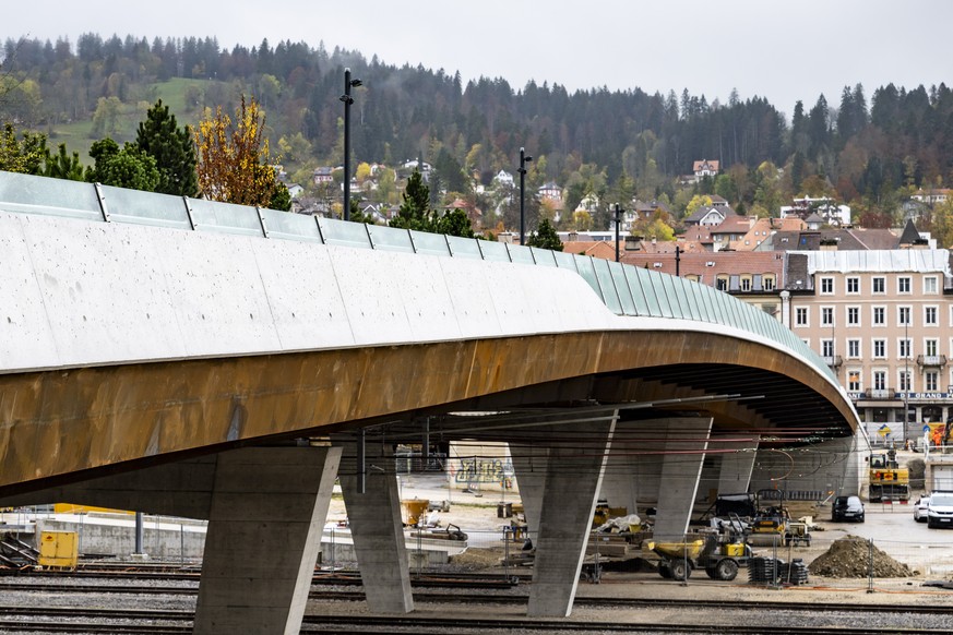 Une vue du Grand-Pont avant l&#039;ouverture au trafic le mardi 22 octobre 2024 a La Chaux-de-Fonds. (KEYSTONE/Jean-Christophe Bott)