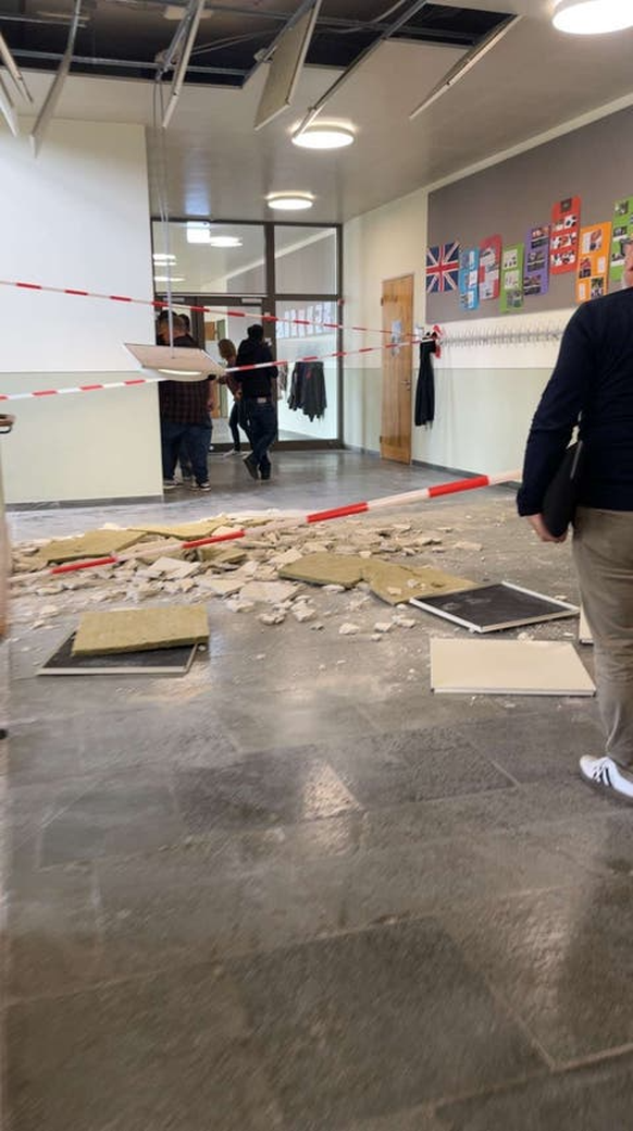Voici à quoi ressemblait l’intérieur de l’école centrale après que des morceaux du plafond se sont détachés.