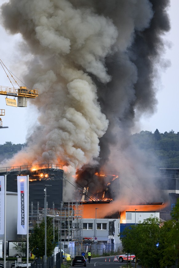 Des pompiers luttent contre les flammes et la fumee lors de l'incendie d'un entrepot du centre d'assainissement et de revalorisation ECOSOR ce jeudi 30 juillet 2026 dans la zone industr ...