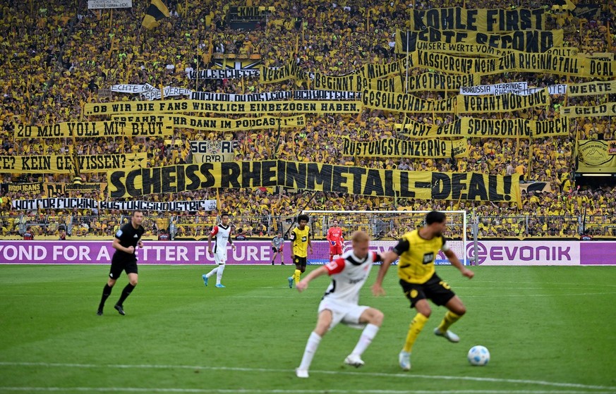 24.08.2024, Nordrhein-Westfalen, Dortmund: Fußball, Bundesliga, Borussia Dortmund - Eintracht Frankfurt, Spieltag 1, Signal Iduna Park, Banner gegen den Werbedeal mit dem Rüstungskonzern Rheinmetall i ...