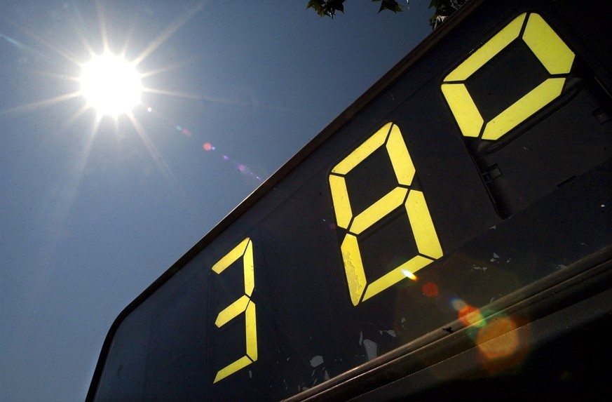 Un thermometre digital, qui indique 38 degres, photographie sous le soleil ce mardi 15 juillet 2003 a Gland, Vaud.