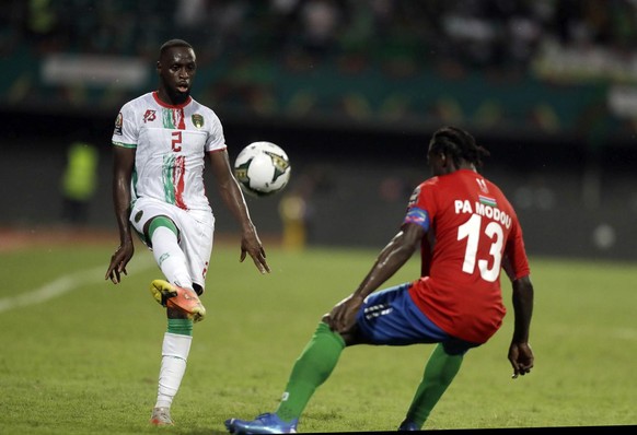 Mauritania&#039;s Karamoko, left, is challenged by Gambia&#039;s Pa Modou Jagne during the African Cup of Nations 2022 group F soccer match between Mauritania and Gambia at the Limbe Omnisport Stadium ...